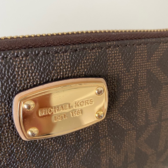 Michael Kors large logo brown Continental Wallet with wristlet strap - Picture 3 of 9